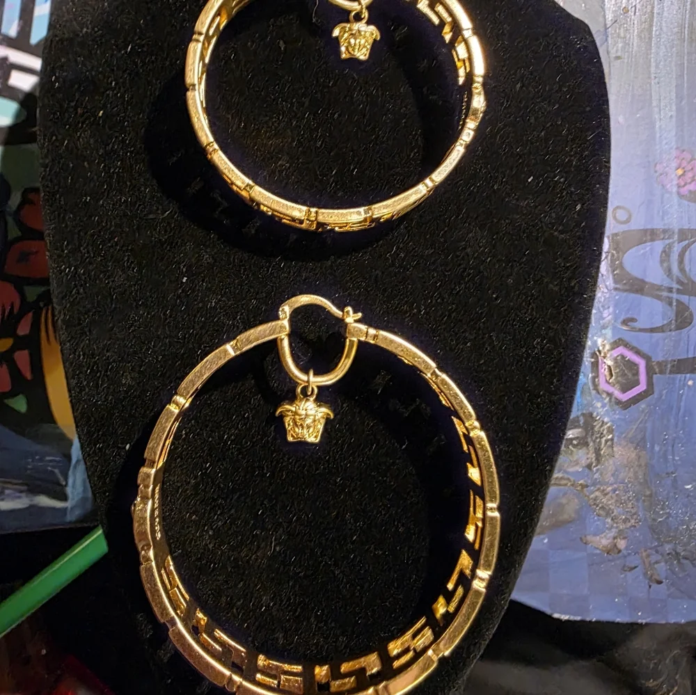 USED....FENDACE Gold Medusa BIG hoop earrings. - Picture 9 of 11